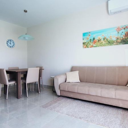Marbella Holiday Apartments - Seafront - Wifi Марсаскала Экстерьер фото
