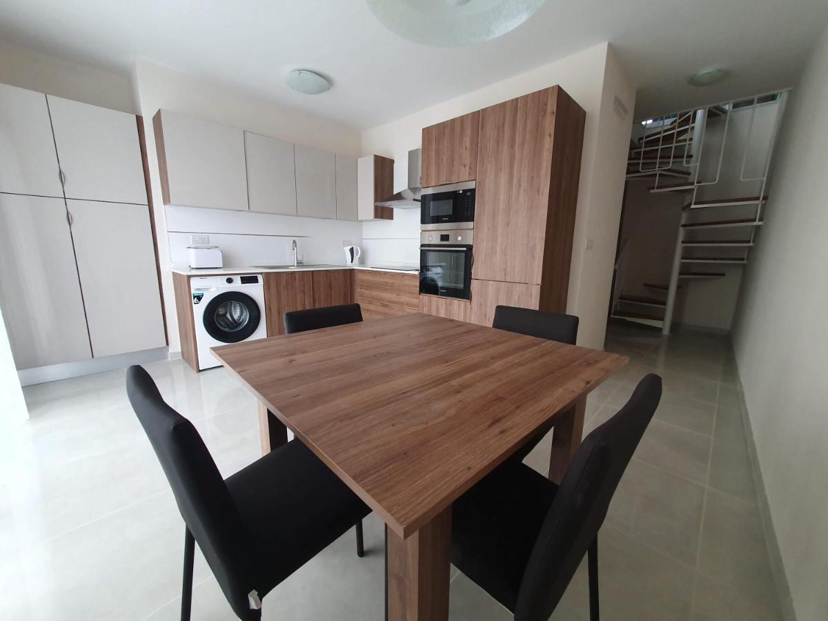 Marbella Holiday Apartments - Seafront - Wifi Марсаскала Экстерьер фото