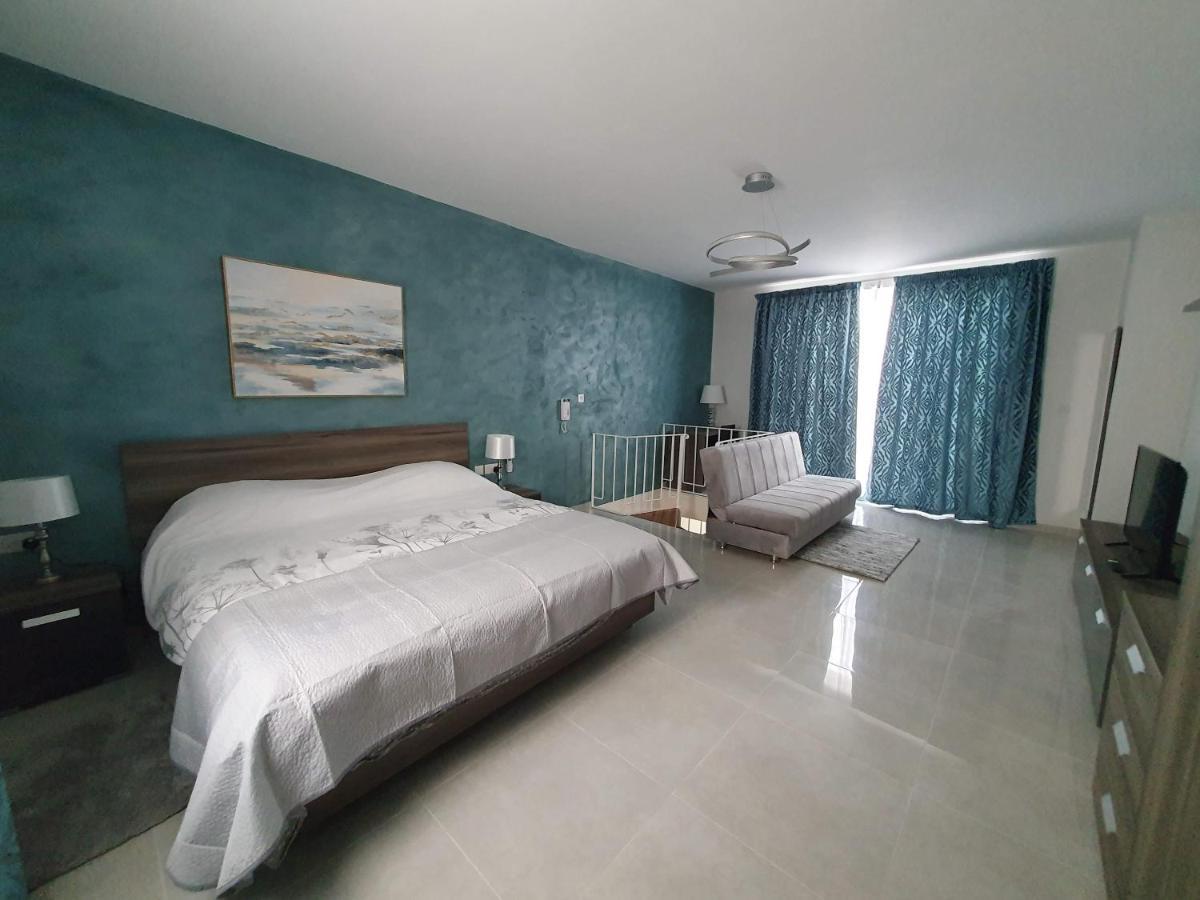 Marbella Holiday Apartments - Seafront - Wifi Марсаскала Экстерьер фото