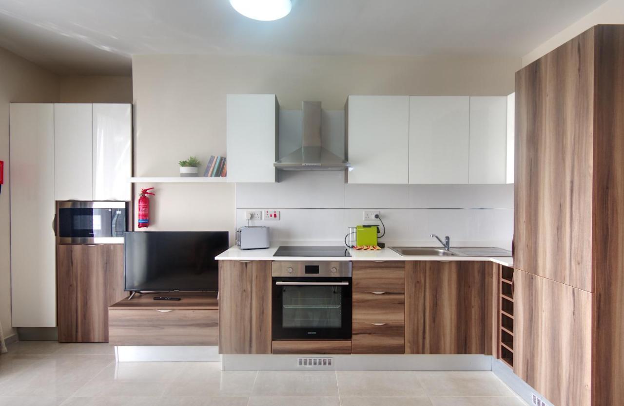Marbella Holiday Apartments - Seafront - Wifi Марсаскала Экстерьер фото