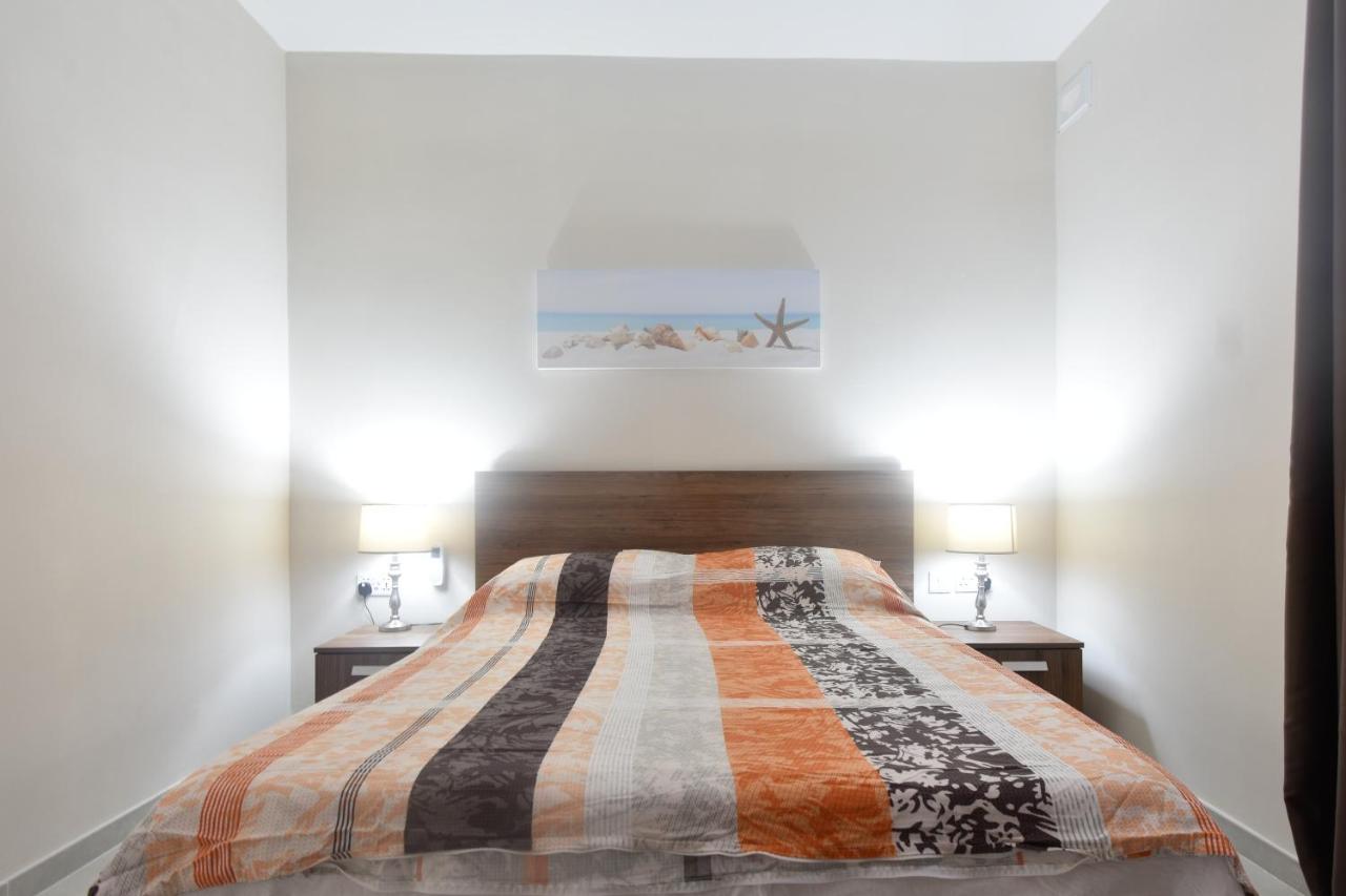 Marbella Holiday Apartments - Seafront - Wifi Марсаскала Экстерьер фото