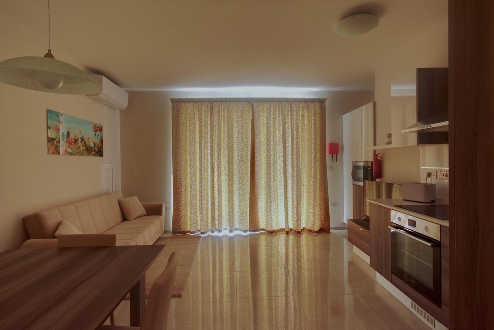 Marbella Holiday Apartments - Seafront - Wifi Марсаскала Экстерьер фото